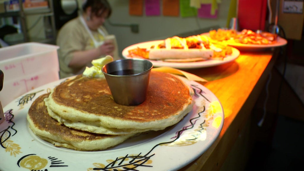 Modern Times Cafe closing at end of year after providing 30,000 free meals in wake of ICE surge — WCCO / CBS Minnesota, Madrid Dining news